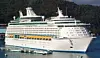 Cruiseskip i smult farvann.