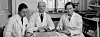 Jørgine Stene (Sørensen) (1905-1997) ble uteksaminert fra NTH i 1929. I flere år var hun forskningsassistent i teknisk-organisk kjemi på NTH der hun studerte vitamin A i fisk. Senere ble hun kjemiker ved Nidar sjokoladefabrikk (etablert i 1912). Hun var blant annet med på å utvikle sjokoladen Stratos. Da hennes mann Nils Andreas Sørensen ble professor i kjemi ved NTH sluttet hun ved sjokoladefabrikken for å jobbe sammen med ektemannen. I 1938 reiste de til Heidelberg for å jobbe med Richard Kuhn som året etter fikk nobelprisen i kjemi. Stene Jørgensen studerte her stoffet astaxanthin, kjent for å gi laks og hummer sin karakteristiske rødfarge. Foto: Schrøder/Trøndelag folkemuseum