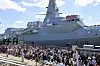 Den britiske fregatten HMS Glasgow og mange av dem som har vært involvert i byggingen deltok torsdag dag skipet fikk sitt offisielle navn. Foto: LPhot Stuart Dickson