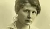 Margot Dorenfeldt (1895-1986) ble uteksaminert fra NTH i 1919. Faren var ingeniør, moren hadde fulgt kjemiundervisning. Dorenfeldt ble i 1920 amanuensis ved Det kongelige Frederiks Universitet (Universitetet i Oslo), der hun forsket på atomvekten til grunnstoffet klor (Cl). I korte perioder jobbet hun som stedfortredende sjefkjemiker ved Tofte cellulosefabrikk sammen med ektemannen Eugen Holtan. I 1946 ble hun ansatt i Industridepartementet, hvor hun senere ble byråsjef for Treforedlingskontoret. Foto: NTNU Universitetsbiblioteket