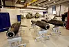 NSM-skrog med autoklaver i bakgrunnen inne på Kongsbergs komposittfabrikk. Bilde: Per Erlien Dalløkken