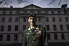 Forsvarssjef Eirik Kristoffersen takket for godt arbeid da han fikk overlevert årets forsvarsanalyse. Det er et forskningsarbeid han selv har bedt om for å få et best mulig grunnlag for sine egne fagmilitære råd. Foto: Sverre Chr. Jarild