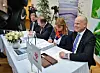 Aibel og Statoil signerte i Stavanger i dag en kontrakt for bygging av plattformdekket til boreplattformen på Johan Sverdrup. Arne Sigve Nylund, Statoils konserndirektør for utvikling og produksjon Norge (til høyre), er tilbakeholden med informasjon om de gjenstående kontraktene.