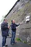 Jean luc Garciaz og Arnaud Therasse fra det franske firmaet LERM skanner Akershus festning med en georadar.