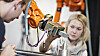 To studenter arbeider med en Chunk-griper på en ABB industrirobot.