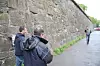 Jean luc Garciaz og Arnaud Therasse fra det franske firmaet LERM skanner Akershus festning med en georadar.