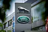 Jaguar Land Rover produserer 1000 biler om dagen. I høst ble det full produksjonsstans i fem uker. Det koster selskapet milliarder. Foto: Priyanshu Singh/Reuters