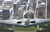 Et B-2 Spirit fra 509th Bomb Wing flyr over St. Louis Arch.