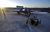 En B-2 Spirit blir tauet på Hickam-basen på Hawaii.