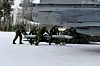 Robot 99 (AIM-120 AMRAAM) under påmontering. Foto: Louise Levin/Försvarsmakten