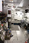 Ett av de to maskinrommene om bord i MS Brisen med den blå Brim Tech-motoren på 350 kW så vidt synlig synlig delvis under dørken. MS Bre har en en ny variant på hele 1000 kW. Foto: Tore Stensvold