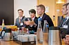 Trond Bokn, direktør for prosjektutvikling i Equinor, forteller om utbyggingsplanen for Fram Sør til energiminister Terje Aasland (Ap).