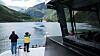 Turistene nyter naturen i stillhet under elektrisk seilas i 8 knop inn Nærøyfjorden til Gudvangen. Foto: Eirik Helland Urke