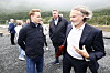 Nordkraft og Aker vil gjøre om alle de aktuelle tomtene til datasenter. I Kvandal/Bjerkvik (bildet) har Aker allerede reservert 230 MW til Open AI og Microsoft. Nå søker Nordkraft om nye 290 MW samme sted. Til h.: Nordkraft-sjef Eirik Frantzen, i samtale med Kristian Røkke, styreleder for Aker-selskapet Aaktik Digital. I midten: Narvik-ordfører Rune Edvardsen.