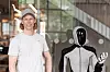 1X-gründer Bernt Børnich sammen med en Neo-robot. Foto: 1X Technologies