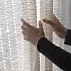 Motlyset viser tydelig hvordan faseforandringsmaterialet er lagt inn gardinstoffet som regulerer temperaturen uten bruk av energi. Foto: Universität der Künste Berlin