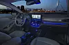 Innvendig har nye Ioniq fått et mer moderne dashbord, med Hyundai sitt velfungerende BlueLink-system. Foto: Hyundai