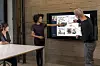 Du kan for eksempel starte videosamtaler, vise innhold og la alle deltakerne ta notater på skjermen samtidig. Alt kjøres via Skype for Business, som på nåværende tidspunkt kalles Lync.Microsoft Surface Hub kombinerer videokonferanse og presentasjoner i en stor touchvennlig pakke.
