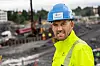 Elva går rett over Lysaker stasjon, forteller Sindre Higraff Sande. som er prosjektleder for Lysaker og Vækerø stasjoner, Foto: Nicolas Tourrenc/ Fornebubanen