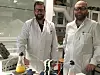 På bildet viser Jens Muff (tv) og Jens Laurids Sørensen batteriets teknologi i form av den lille prototypen. Foto: AAU Esbjerg