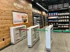 Noe av poenget med en automatisert butikk som Amazon Go, er at kundene skal slippe kø. Her bruker man appen for å komme inn, og går ut uten å scanne varene. Foto: Svein-Erik Hole