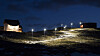 Det er sensorstyrt gatelys på veien opp til vanntårnet fra Petter Dass kapellet i Træna kommune. Dette vil lyse kun når det er bevegelse langs veien.