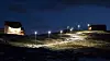 Det er sensorstyrt gatelys på veien opp til vanntårnet fra Petter Dass kapellet i Træna kommune. Dette vil lyse kun når det er bevegelse langs veien.
