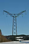 ENGLEMAST: Kraftledningen Nore¿Oslo fra 1928, her representert gjennom ¿englemast¿ i Sørkedalen.