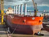 Det 340 meter lange og 62 meter brede malmskipet Sea Zhoushan med de fem rotorseilene fra Norsepower på vei ut av dokken ved verftet i Kina, mai 2021.