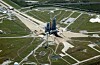 Flyfoto fra Kennedy Space Center under monteringen av romfergen. Discovery er ikke montert ennå. Tirsdag 26. juli ble ferga sendt av gårde. Starten ble utsatt flere ganger på grunn av tekniske problemer.