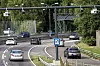 Biler passerer en bomstasjon ut av Oslo på E18 ved Bygdøy.