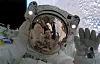 Den japanske astronauten Soichi Noguchi vinker til den amerikanske astronauten Stephen K. Robinson på deres første av tre spaserturer ut i rommet (spacewalks).