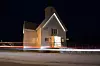 Træna kirke har blitt lyssatt med lyskastere. Foto: Bertine Tønseth