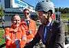 Samferdselsministeren i samtale med prosjektleder Kari Smådal Turøy.