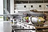 Et JSM-missil (Joint Strike Missile) ligger på en tralle foran et F-35-fly i en hangar på Ørland flystasjon i april 2025. Foto: Sixten Simonsen / Forsvaret