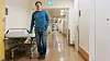 Seniorforsker Ulrich Hundhausen, her på Rikshospitalet. Et sykehus preget av sterile, hvite vegger og upersonlig materialvalg. Hundhausen og hans forskerkolleger skal nå kartlegge alle sider ved å bruke tre i innredningen i helsebygg.