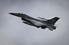 Dette ukrainske F-16-flyet er godt utrustet med missiler, men bildet er fra 2024. Dette er blant flyene som Danmark har donert til Ukraina.