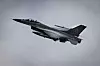 Dette ukrainske F-16-flyet er godt utrustet med missiler, men bildet er fra 2024. Dette er blant flyene som Danmark har donert til Ukraina.