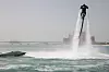'Pilotjakken' til Jetlev Flyer veier 14 kilo og utstråler en maks thrust på 1900 N. Med fullt pådrag kan du være en time i luften. Farkosten skal passe alle mellom 1,50 og to meter i høyde - og fra 40 til 150 kg i kroppsvekt.