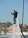 Farkosten er utviklet av en kinesiskkanadier i St. Johns, Newfoundland. Men Jetlev Flyer produseres i Tyskland. Prisen er 129 000 euro. Skynd deg å bestille, så kan du kanskje få trykkspylt svabergene til sommeren.