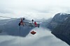 Vi er alle skyld i at vi har havnet her. Gjennom meninger og uenigheter som i sum har gjort oss til et «nei til alt»-land. Bilder fra utskifting av flymarkører over Hellemofjorden (420 kv Ofoten-Kobbelv).