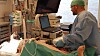 Norsk landsvin har et tarmsystem som ligner menneskers, forklarer Runar Strand-Amundsen. De bedøvede grisene er blitt operert ved Intervensjonssenteret på Rikshospitalet.