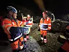 Prosjektdirektør Are Eliassen i Skanska forklarer, mens prosjektsjef Reidar Johansen i Statens vegvesen og varaordfører Espen Ludviksen i Harstad hører etter. Foto: Anita Arntzen/OPS Hålogalandsvegen/Skanska Norge