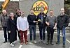 Åtte fornøyde folk etter at avtalen er signert. Fv. Stig Vigeså (seniorrådgiver Pon Cat), Tove Ree (regionsleder Pon Cat), Frank Austad (salgssjef Pon Cat), Frank Landmark (innkjøpsleder B&G), Christer Østerhus (salgsingeniør og salgsansvarlig Rogaland Pon Cat), Øyvind Langemyr (daglig leder i B&G), Per Inge Gravdal (maskinkoordinator B&G), Trond Bjorheim (verkstedleder B&G).