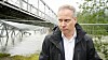 Samferdselsminister Jon-Ivar Nygård (Ap) ved Randklev jernbanebru ved Ringebu, brua kollapset under flommen etter uværet Hans.