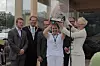 TUNG PRIS: Flere hender måtte til.