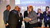 Ola Tronrud mottar prisen av Erna Solberg. Foto: Tore Stensvold