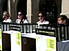 PAPP-PROTEST: Studenter ved Boston-universitetet protesterer mot pappkrus ved å dele ut termokrus, men norske klimaeksperter mener slikt har lite å si for klimautslippene. FOTO: Boston University