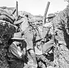 Australsk soldat med periskoprifle på Gallipoli i 1915. Observatøren bruker også speilperiskop. For de to andre faller tiden kanskje lang. Mennene tilhørte trolig Australian 2nd Light Horse Regiment. Foto: Ernest Brooks/Australian War Memorial/Wikimedia Commons