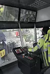 En operatør styrer hele prosessen fra skrap lastes opp i kuttemaskinen til alle fraksjoner er sortert og ekspedert.